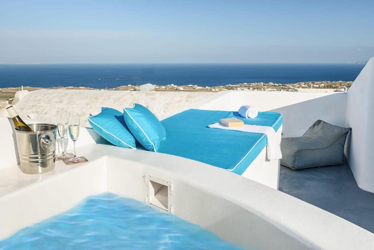 Santorini Traditional Apt With Private Hot Tub Apartment Fira  Ngoại thất bức ảnh