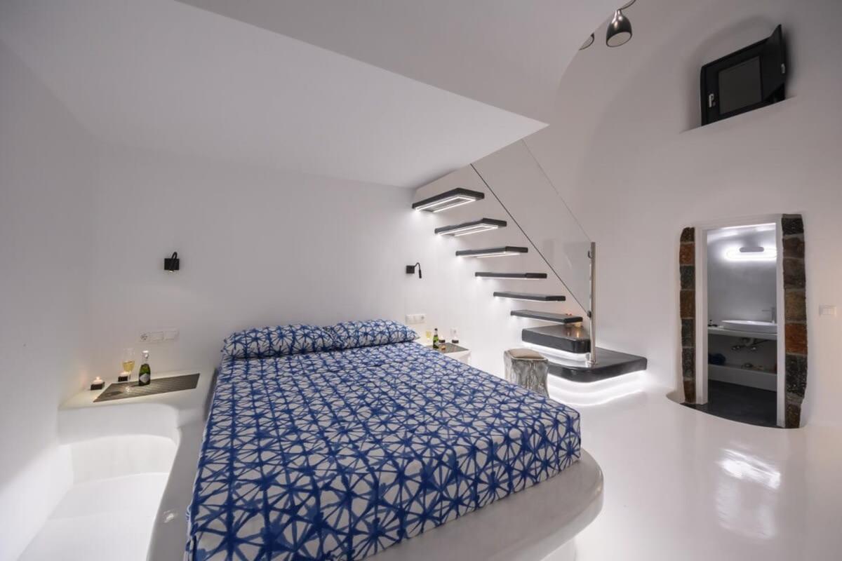Santorini Traditional Apt With Private Hot Tub Apartment Fira  Ngoại thất bức ảnh