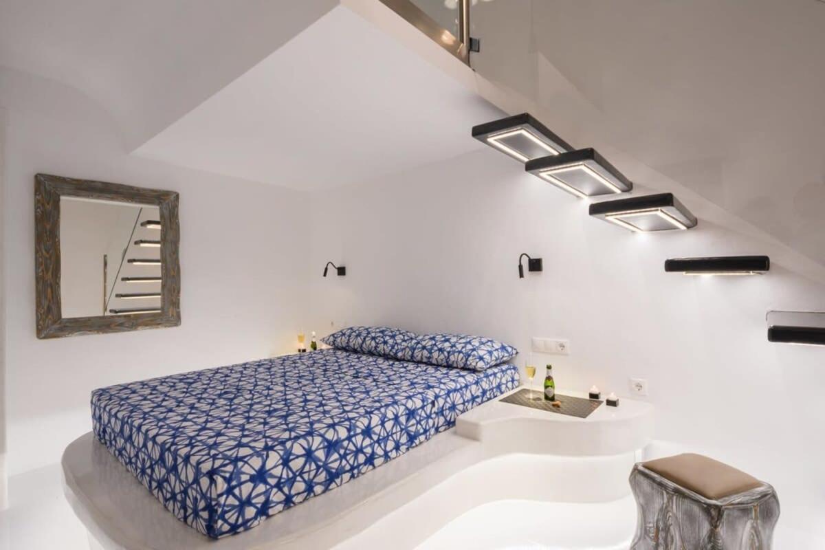 Santorini Traditional Apt With Private Hot Tub Apartment Fira  Ngoại thất bức ảnh