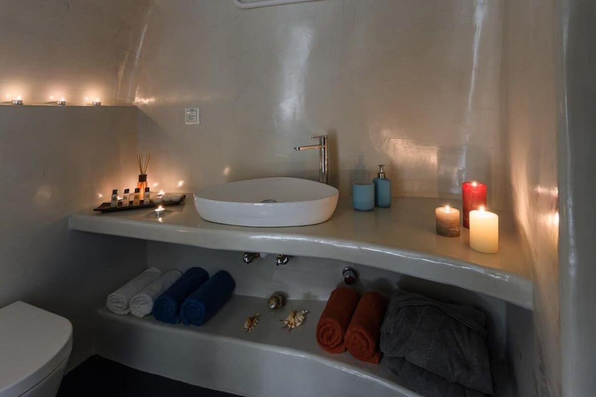 Santorini Traditional Apt With Private Hot Tub Apartment Fira  Ngoại thất bức ảnh