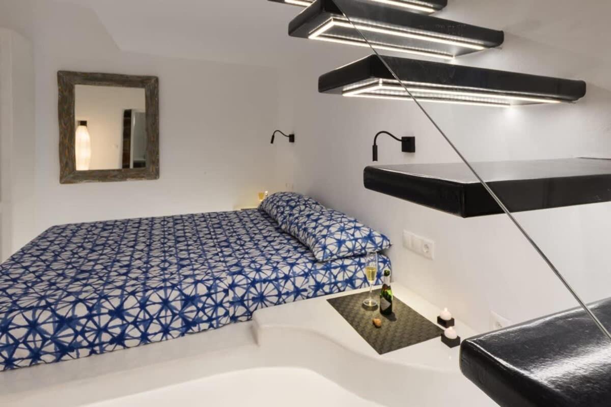 Santorini Traditional Apt With Private Hot Tub Apartment Fira  Ngoại thất bức ảnh
